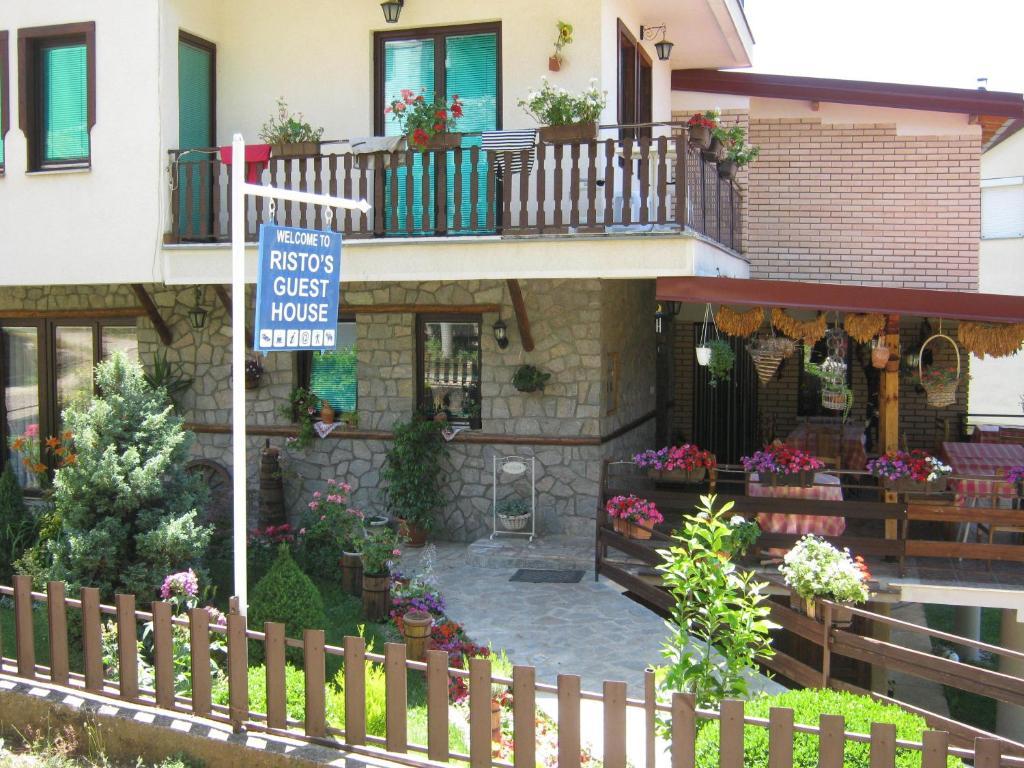 Risto'S Guest House Elshani Buitenkant foto
